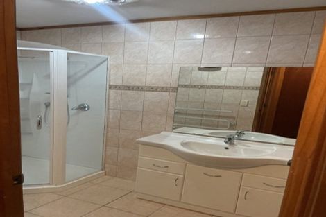 Photo of property in 8 Kirkdale Place, Northcross, Auckland, 0632