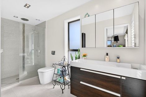 Photo of property in 4 Valdese Rise, Browns Bay, Auckland, 0630