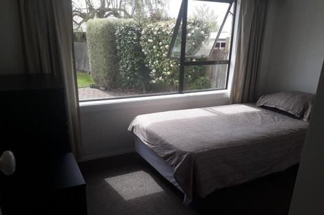 Photo of property in 33 Farquhars Road, Redwood, Christchurch, 8051