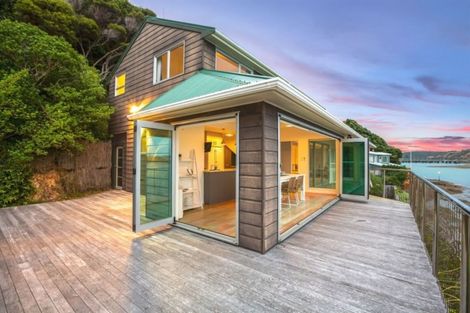 Photo of property in 10a Trevor Terrace, Paremata, Porirua, 5024