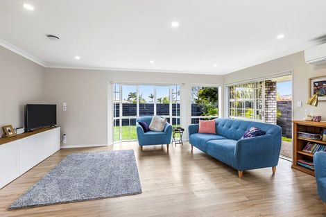 Photo of property in 33 Maygrove Drive, Orewa, 0931