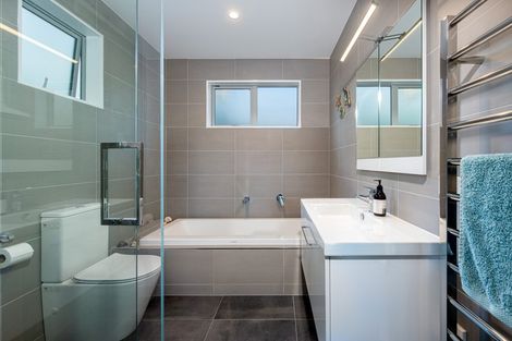 Photo of property in 3a Rossmore Terrace, Murrays Bay, Auckland, 0630