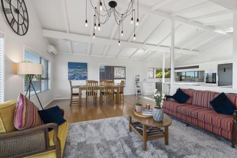 Photo of property in 8 Robin Lane, Browns Bay, Auckland, 0630