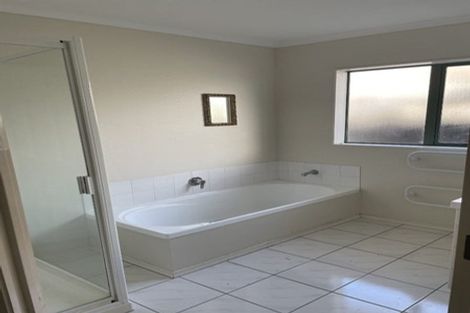 Photo of property in 17 Summerland Drive, Henderson, Auckland, 0612