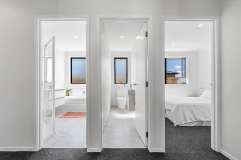 Photo of property in 21 Dumas Place, Rosehill, Papakura, 2113