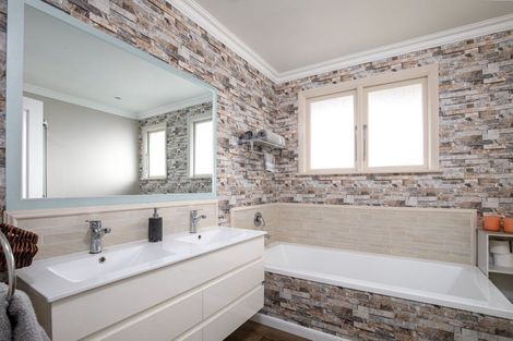 Photo of property in 107 Branxholm Street, Roxburgh, 9500