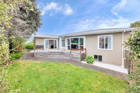 Photo of property in 2/64 Browns Bay Road, Rothesay Bay, Auckland, 0630