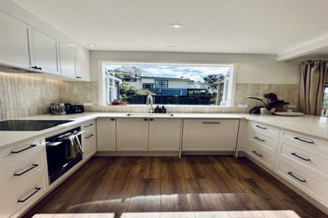 Photo of property in 8 John Dee Crescent, Red Beach, 0932