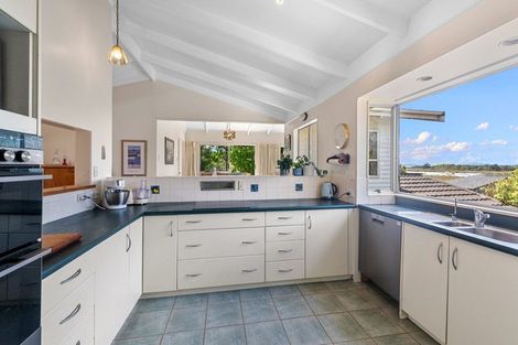 Photo of property in 98 Tiroroa Avenue, Te Atatu South, Auckland, 0610