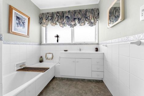 Photo of property in 6 Youngs Road, Papakura, 2110