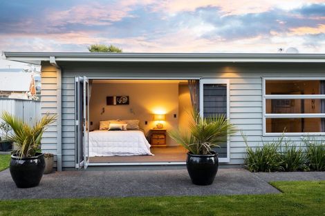 Photo of property in 4 Neve Place, Strandon, New Plymouth, 4312