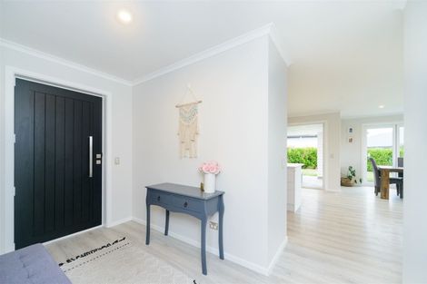 Photo of property in 132 Johnstone Drive, Fitzherbert, Palmerston North, 4410