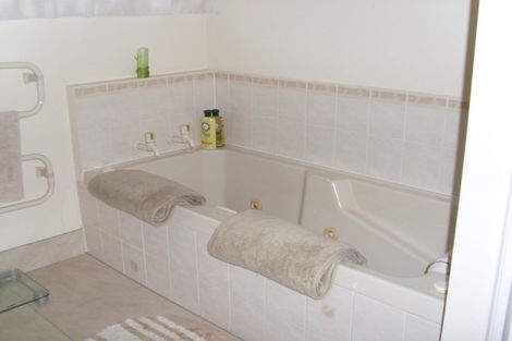 Photo of property in 18 Prince Regent Drive, Half Moon Bay, Auckland, 2012