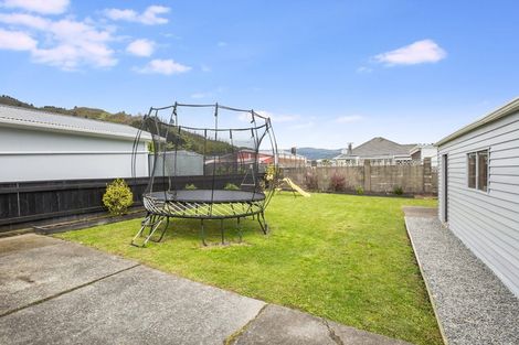 Photo of property in 5 Dunn Street, Wainuiomata, Lower Hutt, 5014