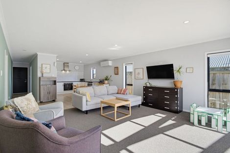 Photo of property in 6 Reserva Crescent, Kumeu, 0810
