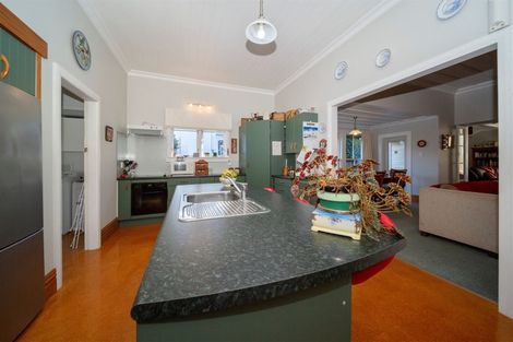 Photo of property in 237 South Road, Hawera, 4610