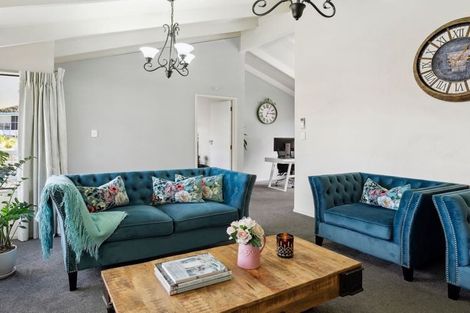 Photo of property in 1 Waiwera Place, Waiwera, Orewa, 0994