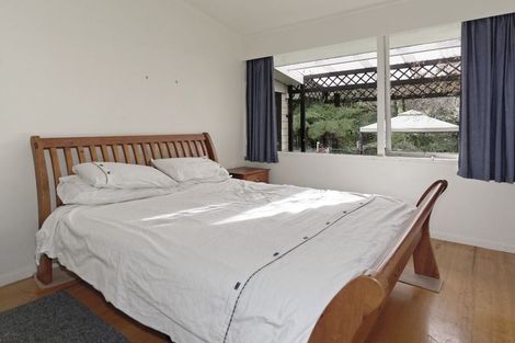 Photo of property in 27 Atkinson Road, Titirangi, Auckland, 0604