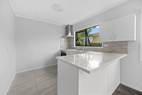 Photo of property in 2/15 Secretariat Place, Randwick Park, Auckland, 2105