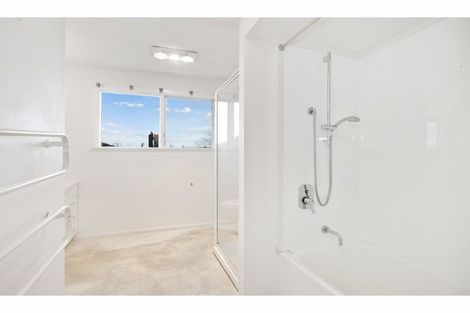 Photo of property in 3 Ngatoa Place, Glenfield, Auckland, 0629