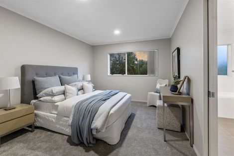 Photo of property in 12 Lakeridge Close, Northcross, Auckland, 0632