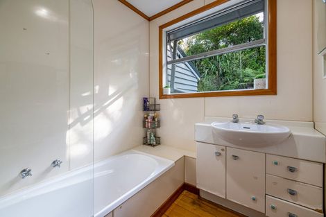 Photo of property in 20 Raroa Terrace, Waiatarua, Auckland, 0604