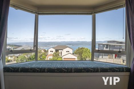 Photo of property in 16 Domett Street, Newlands, Wellington, 6037