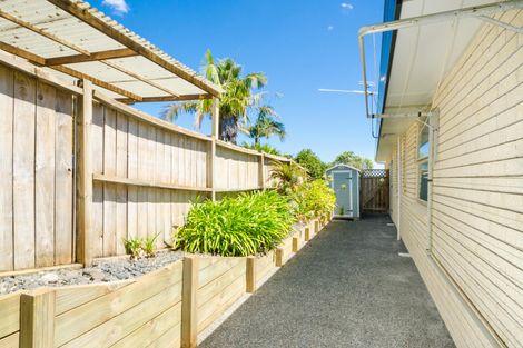 Photo of property in 2/15 Stoneleigh Court, Sunnynook, Auckland, 0632