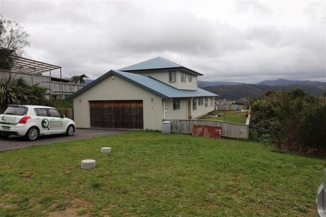 Photo of property in 5 Swain Grove, Riverstone Terraces, Upper Hutt, 5018