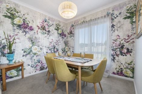 Photo of property in 124 Johnstone Drive, Fitzherbert, Palmerston North, 4410