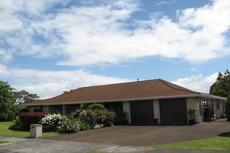 Photo of property in 2 Gardone Terrace, Conifer Grove, Takanini, 2112