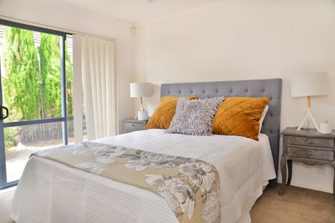 Photo of property in 2 Hazards Road, Weymouth, Auckland, 2103