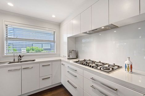 Photo of property in 2 Paradise Point Place, One Tree Point, 0118