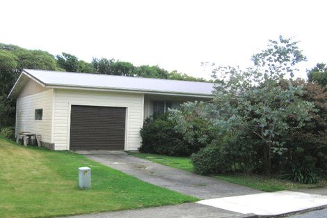 Photo of property in 2 Bloomsbury Grove, Newlands, Wellington, 6037