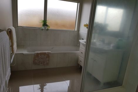 Photo of property in 9 Birchlea Rise, Goodwood Heights, Auckland, 2105