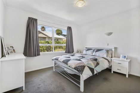 Photo of property in 2/28 Bay Street, Red Beach, 0932