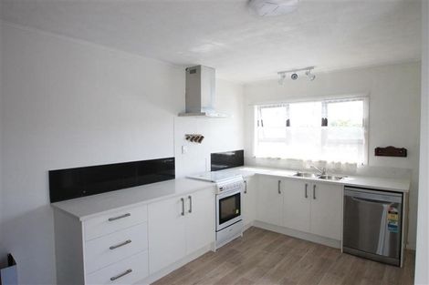 Photo of property in 17 Kirrie Avenue, Te Atatu South, Auckland, 0610