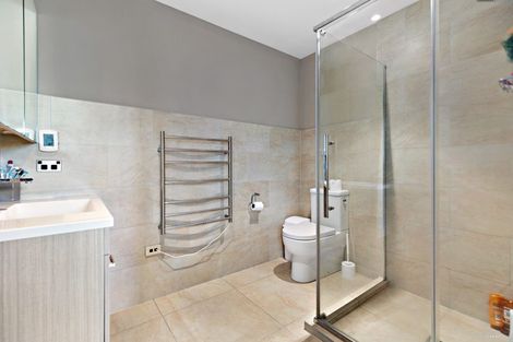 Photo of property in 41 Namsan Close, Fairview Heights, Auckland, 0632