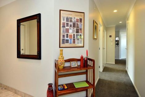 Photo of property in 32 Rising Parade, Fairview Heights, Auckland, 0632