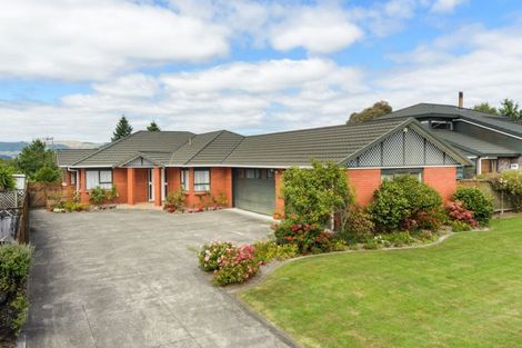Photo of property in 27 Rosebank Avenue, Kelvin Grove, Palmerston North, 4414