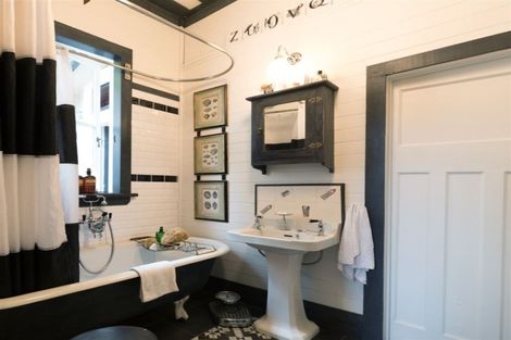 Photo of property in 1 Robertson Street, Russell, 0202