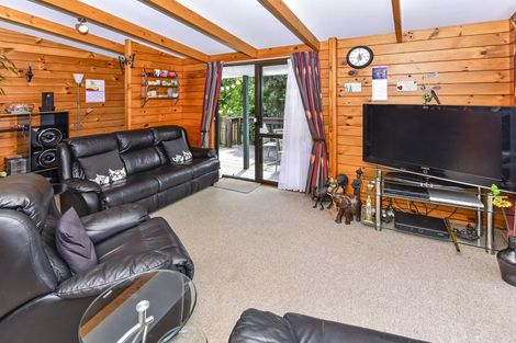 Photo of property in 2/90 Wattle Farm Road, Wattle Downs, Auckland, 2103