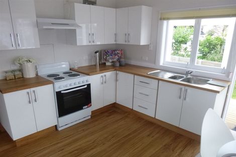 Photo of property in 32 Te Atatu Road, Te Atatu South, Auckland, 0610