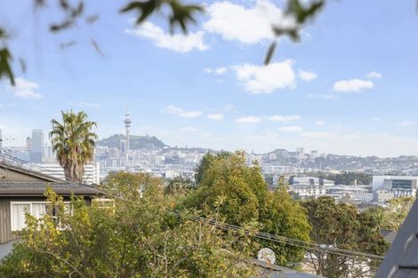 Photo of property in 226 East Coast Road, Forrest Hill, Auckland, 0620