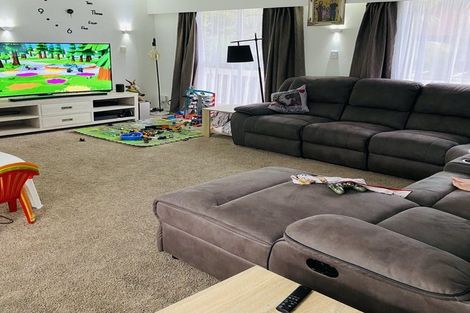 Photo of property in 13 Booralee Avenue, Botany Downs, Auckland, 2010