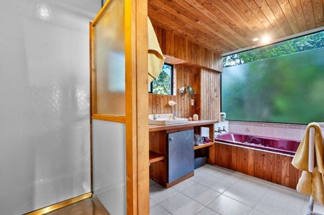 Photo of property in 100 Seaview Road, Piha, New Lynn, 0772