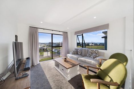 Photo of property in 11 Koiora Road, Clarks Beach, 2122