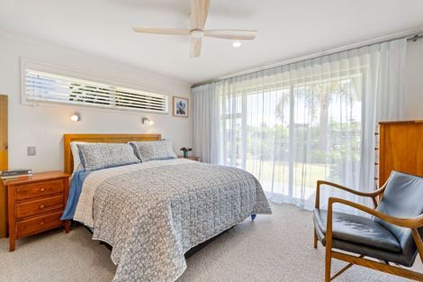 Photo of property in 2 Paradise Point Place, One Tree Point, 0118