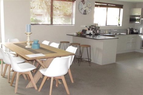 Photo of property in 27 Harrowglen Drive, Northcross, Auckland, 0632