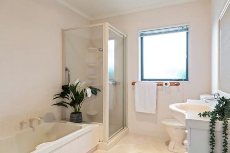 Photo of property in 2 Taylor Place, Merrilands, New Plymouth, 4312